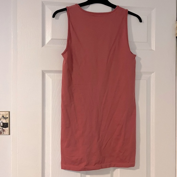 Two fitted maternity tank tops - Picture 4 of 9